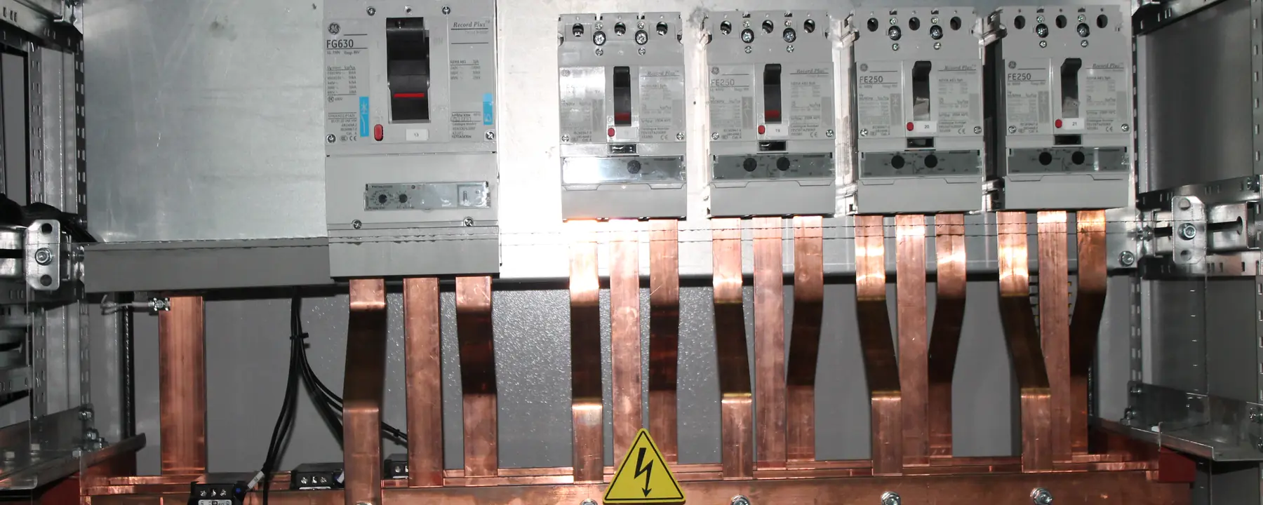 Busbar system in a low-voltage panel