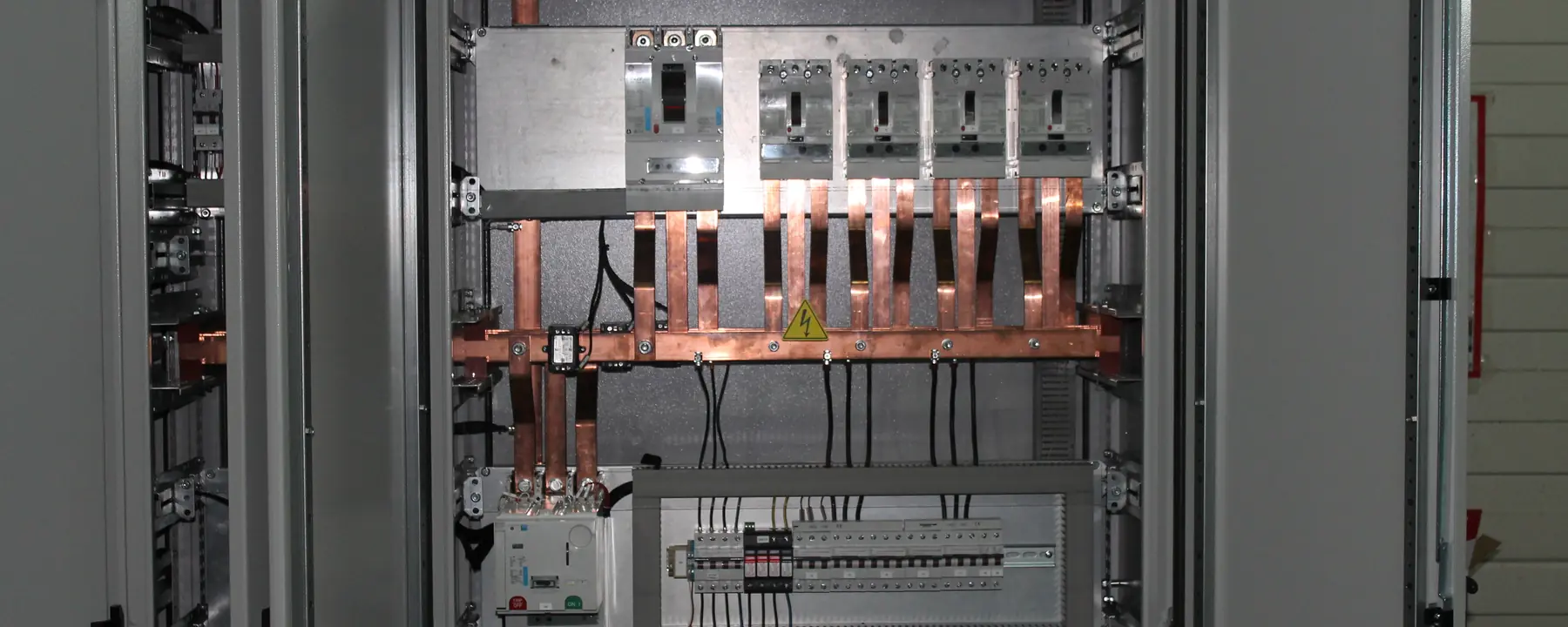Distribution panel with copper busbars