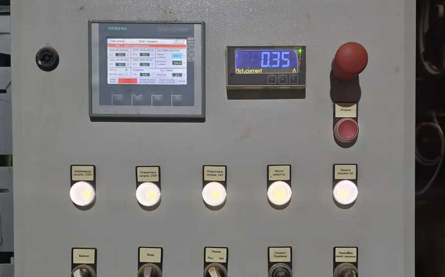 Control desk with operator panel