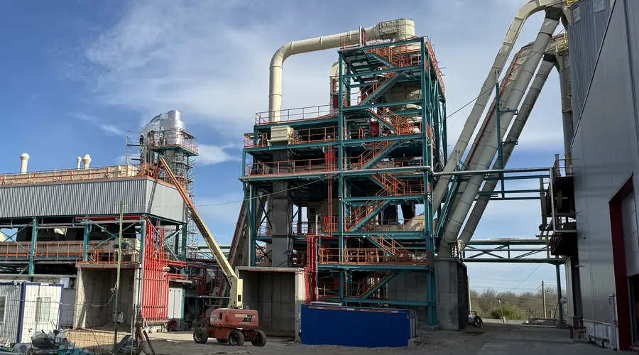Process plant with steel structures and conveyors