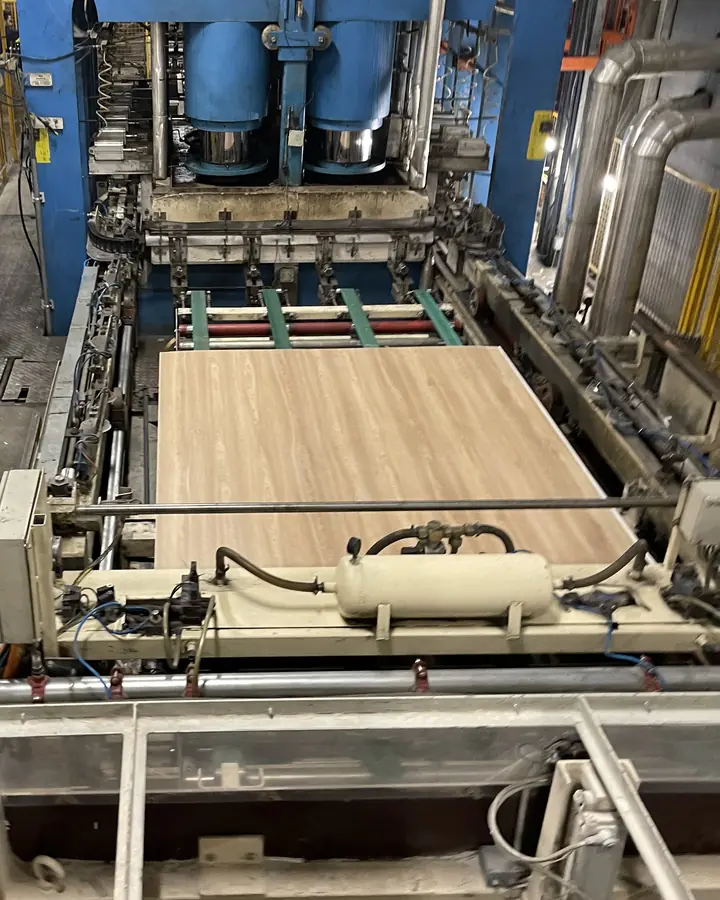 Press line in a panel plant