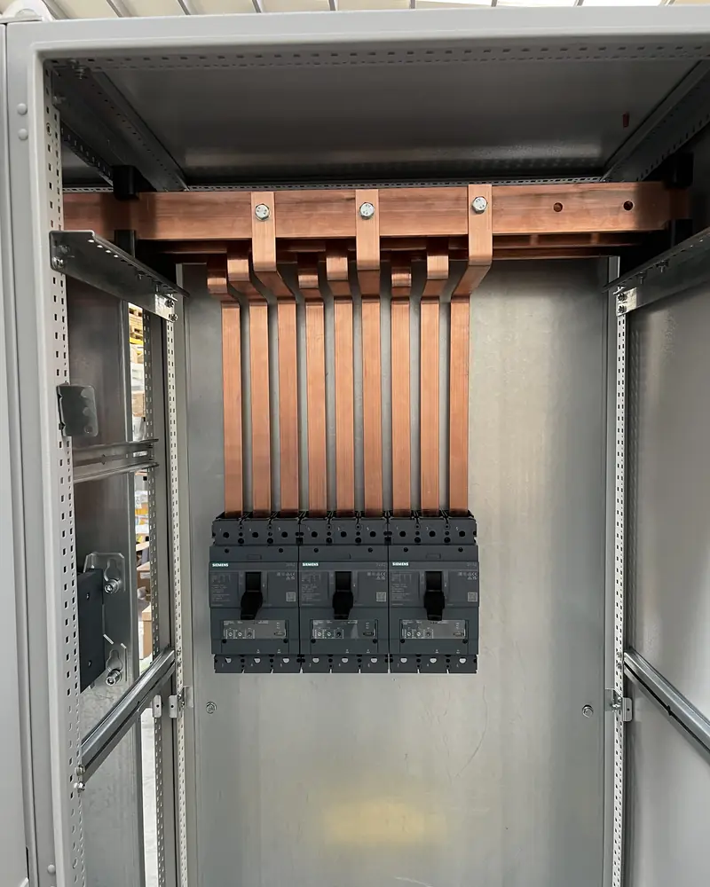 Copper busbars in a distribution panel